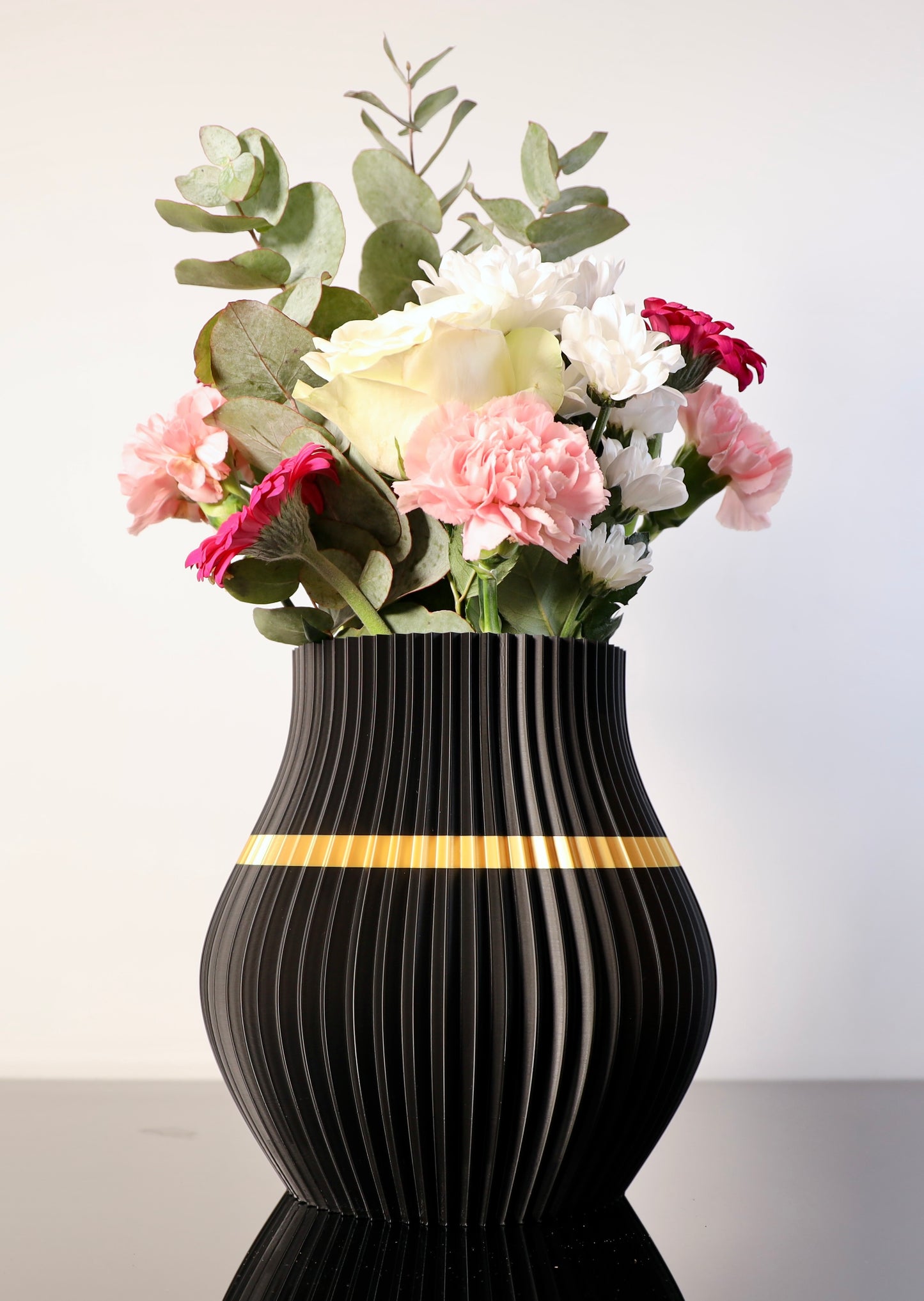 Volumia groß in Schwarz-Gold – beeindruckende PLA-Vase mit goldveredeltem Juppenmuster
Juppen-Vase Schwarz-Gold – majestätisch & handgefertigt aus nachhaltigem Biokunststoff
Große Festtagsvase Volumia – starkes Design für Trockenblumenarrangements mit edlem Glanz
Volumia groß – klassische Silhouette trifft auf luxuriöse Schwarz-Gold-Kombination