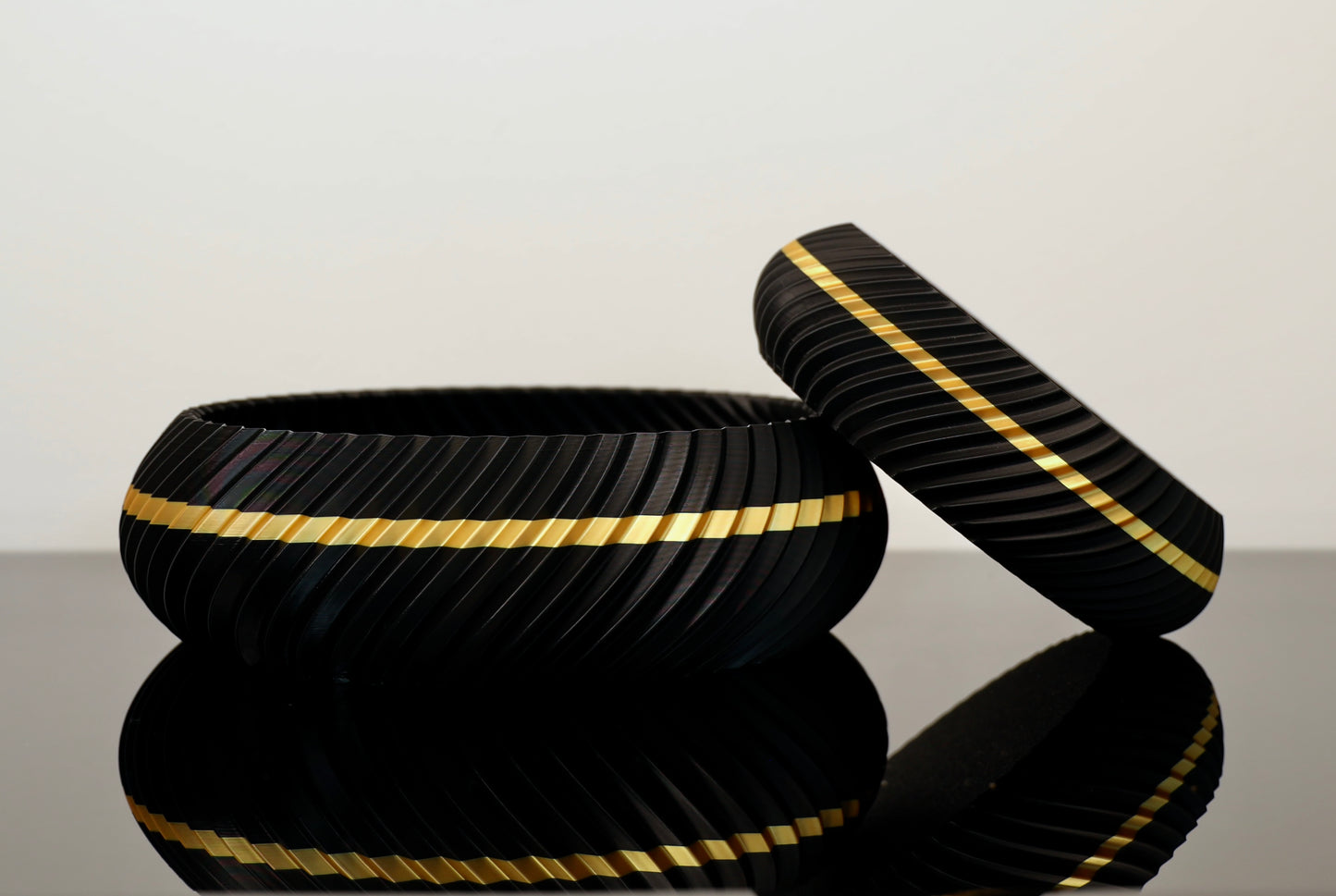 Aluna Schale in Schwarz-Gold – filigranes Design trifft traditionellen Juppenstil
PLA-Schale Aluna – elegant & vielseitig, mit goldveredeltem Muster
Aluna auf Tisch – dekorative Schale im edlen Schwarz-Gold-Look
Juppen-Schale Aluna – formschön & festlich für Schlüssel, Schmuck oder Deko