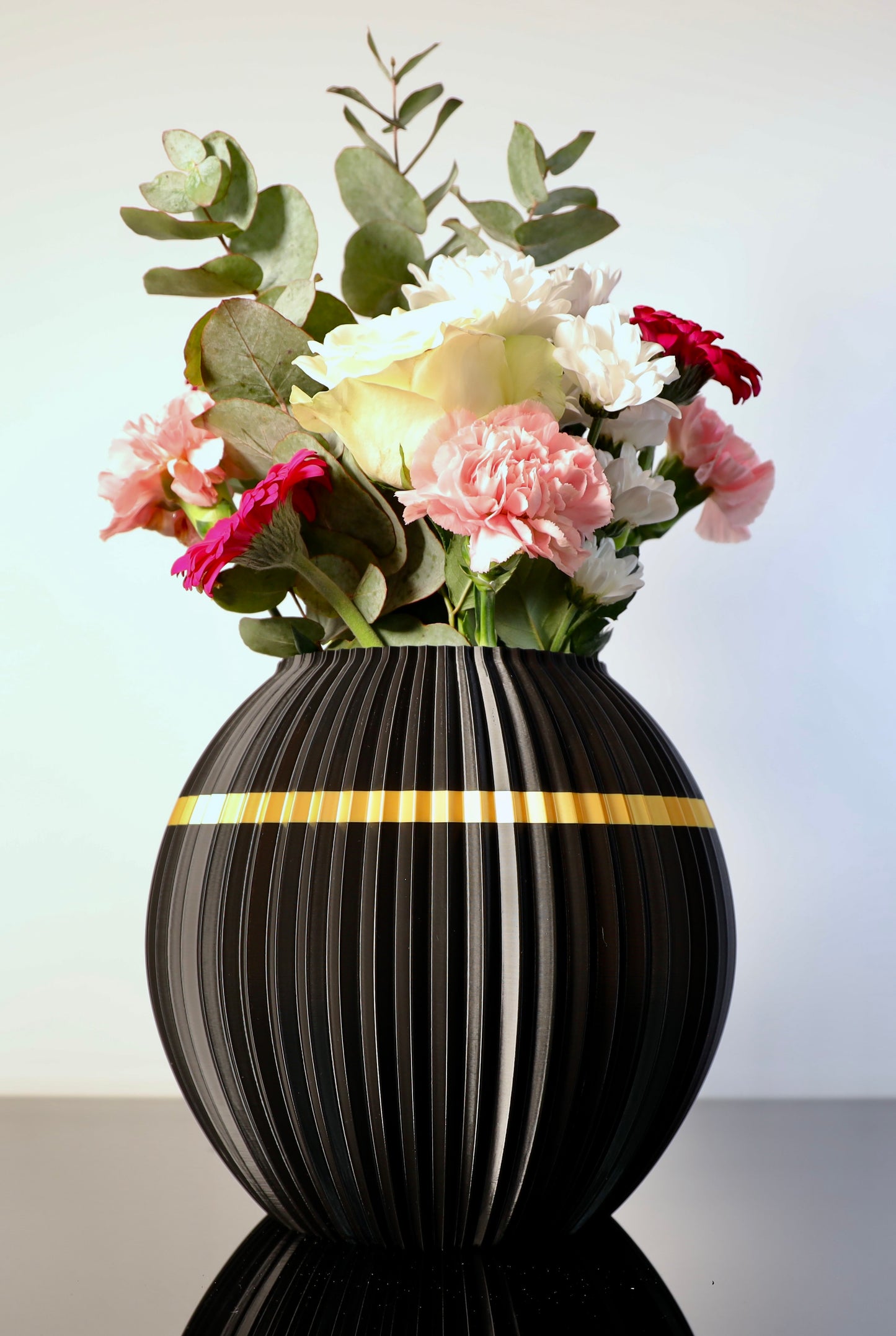 Briganta groß in Schwarz-Gold – kraftvolle Vase mit eindrucksvoller Juppenstruktur
PLA-Vase Briganta – festlicher Blickfang mit goldenen Ornamenten
Briganta in der Festtagsedition – stark, elegant & handgefertigt im Bregenzerwald
Schwarz-goldene Briganta – moderne Interpretation traditioneller Handwerkskunst