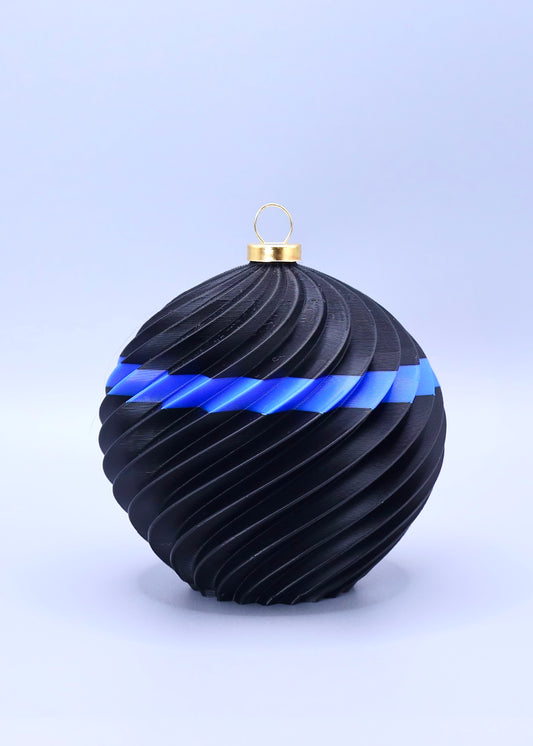Sphaera Aurea Spiralis (Vollgold)
„3D-gedruckte Christbaumkugel in edlem Vollgold mit Spiraldesign – festlicher Weihnachtsschmuck aus dem Bregenzerwald.“
Sphaera Juppen Blau Spiralis (Schwarz-Blau)
„3D-gedruckte Christbaumkugel in Schwarz mit blauem Spiralstreifen, inspiriert vom traditionellen Juppenhandwerk.“
Sphaera Juppen Gold Spiralis (Schwarz-Gold)
„3D-gedruckte Christbaumkugel in Schwarz mit goldenem Spiralstreifen – eleganter, festlicher Schmuck im Juppen-Stil.“