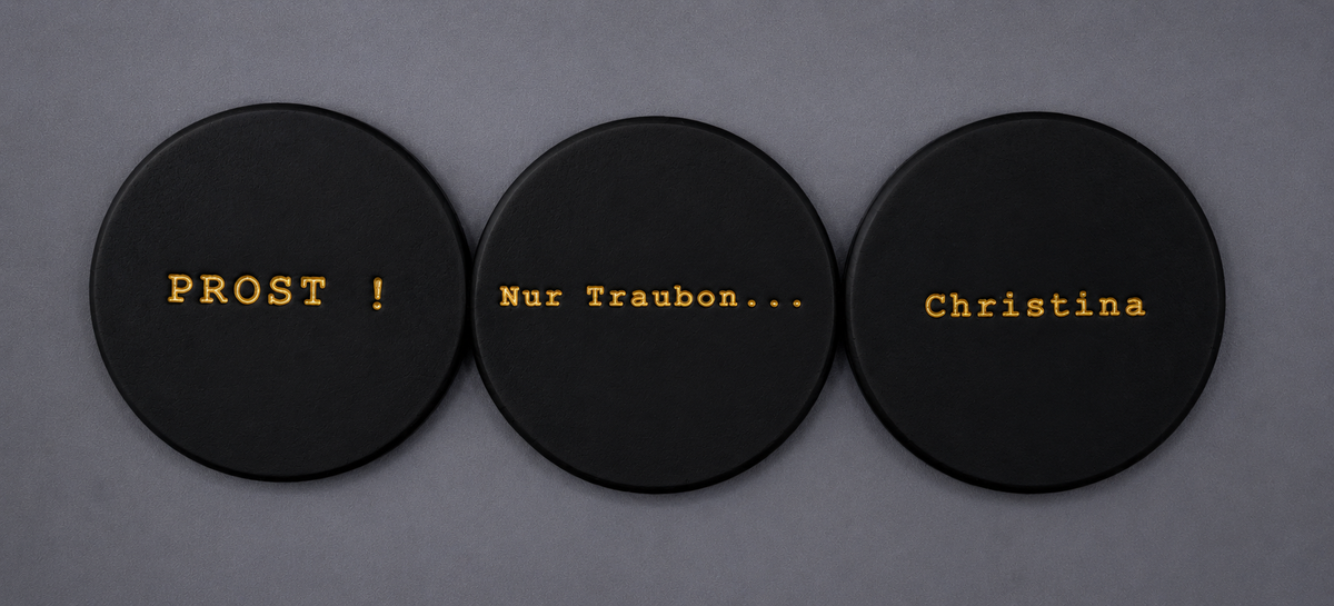 Personalisierter Weinkelch aus dem 3D-Drucker mit individuellem Namen oder Wunschtext. Erhältlich in Weiß-Gold, Schwarz-Gold oder Vollgold. Perfekt als Geschenk zur Hochzeit, zum Geburtstag, Jubiläum oder für besondere Feierlichkeiten. Modernes Design, hochwertige Verarbeitung und individuelle Gestaltung.