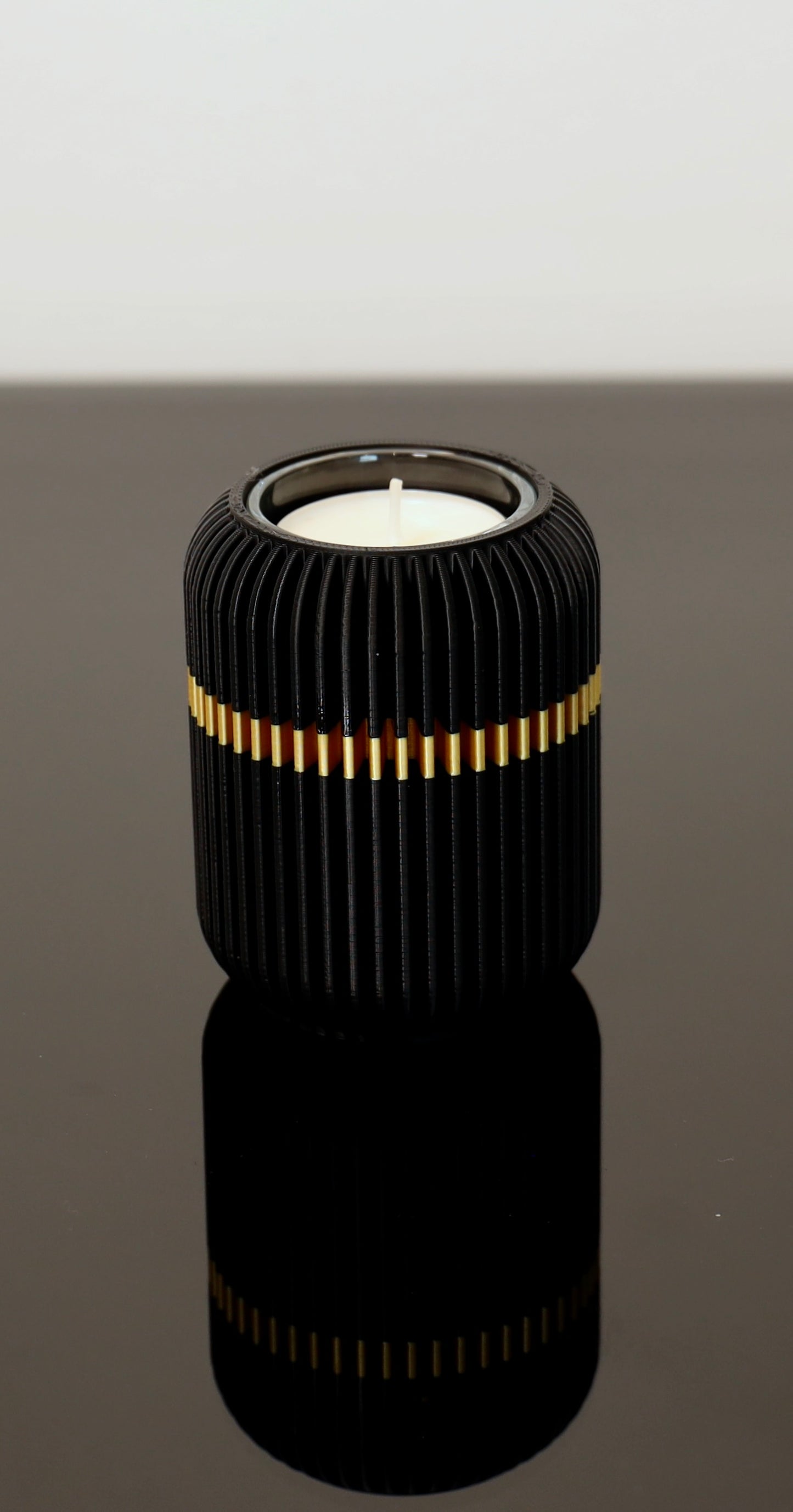 The Lume in Schwarz-Gold – eleganter Kerzenhalter mit traditionellem Flair und modernem Glanz
PLA-Kerzenhalter mit Juppenprägung – festlich & zeitlos in Schwarz und Gold
The Lume auf Tisch – sanftes Lichtspiel trifft edles Design aus dem Bregenzerwald
Kerzenhalter Schwarz-Gold – klares Design mit besonderem Akzent für festliche Stimmung
