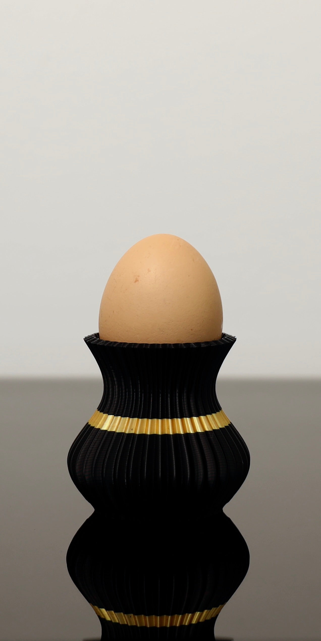 OVO Eierbecher in Schwarz-Gold – stilvoller Frühstückshelfer im edlen PLA-Gewand
PLA-Eierbecher mit Juppenstruktur – traditionell inspiriert, modern umgesetzt
OVO auf Frühstückstisch – glänzender Akzent in Schwarz und Gold
Eleganter Juppen-Eierbecher – kompakt, stabil und ein echter Hingucker