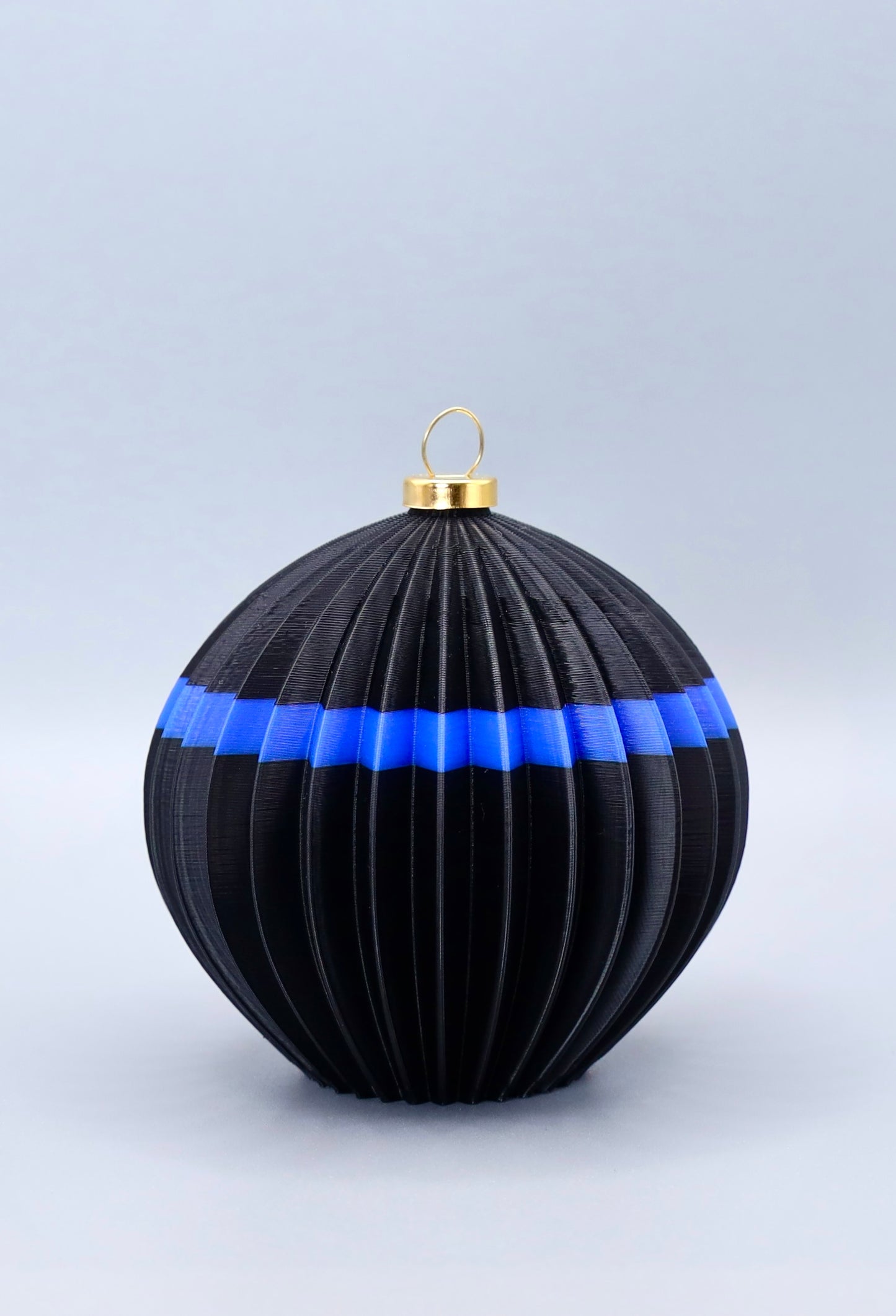 Sphaera Juppen Blau Linea (Schwarz-Blau)
„3D-gedruckte Christbaumkugel in Schwarz mit blauem Streifen im Linea-Design – inspiriert vom Bregenzerwälder Juppenhandwerk.“
Sphaera Juppen Gold Linea (Schwarz-Gold)
„3D-gedruckte Christbaumkugel in Schwarz mit goldenem Streifen im Linea-Design – eleganter Weihnachtsschmuck mit Juppen-Bezug.“
Set-Bild (Blau & Gold nebeneinander)
„Zwei 3D-gedruckte Christbaumkugeln im Linea-Design: Schwarz-Blau und Schwarz-Gold – stilvoller Baumschmuck aus dem Bregenzerwald.“