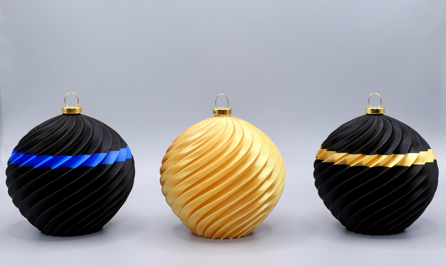 Sphaera Aurea Spiralis (Vollgold)
„3D-gedruckte Christbaumkugel in edlem Vollgold mit Spiraldesign – festlicher Weihnachtsschmuck aus dem Bregenzerwald.“
Sphaera Juppen Blau Spiralis (Schwarz-Blau)
„3D-gedruckte Christbaumkugel in Schwarz mit blauem Spiralstreifen, inspiriert vom traditionellen Juppenhandwerk.“
Sphaera Juppen Gold Spiralis (Schwarz-Gold)
„3D-gedruckte Christbaumkugel in Schwarz mit goldenem Spiralstreifen – eleganter, festlicher Schmuck im Juppen-Stil.“