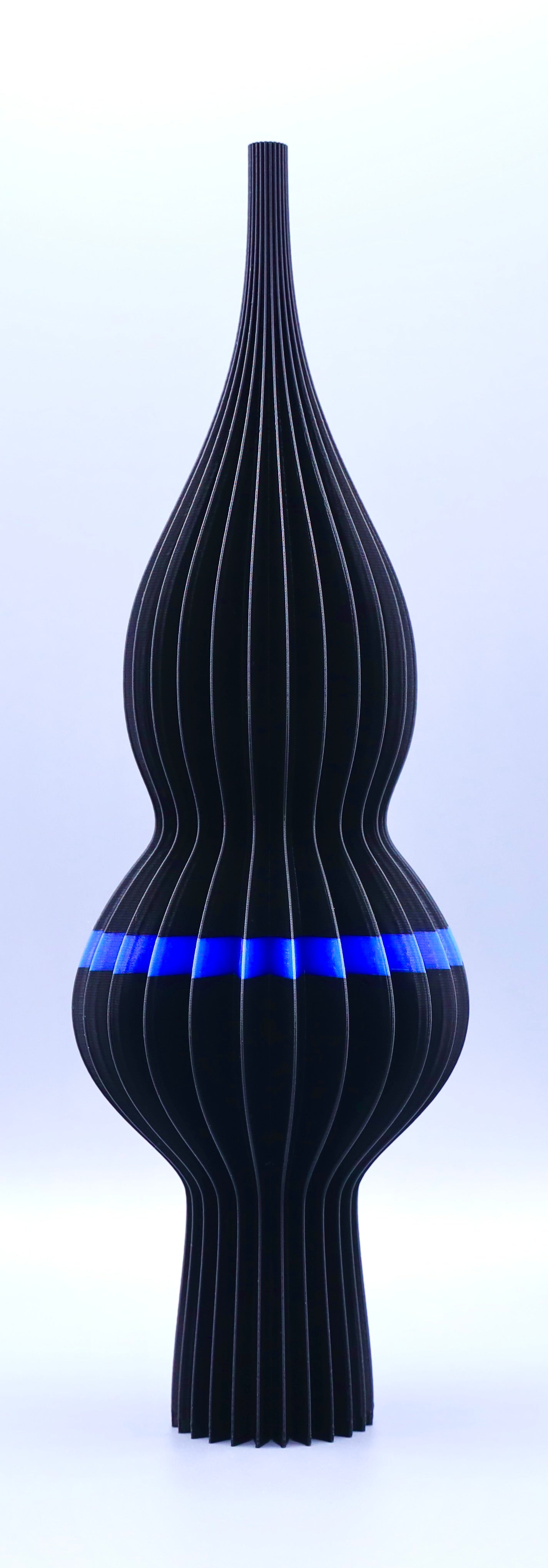Stella Aurea Gold Special Edition
„3D-gedruckte Christbaumspitze in edlem Vollgold, gefertigt im Bregenzerwald – eleganter festlicher Schmuck.“
Stella Juppen Schwarz (Schwarz-Blau)
„3D-gedruckte Christbaumspitze in Schwarz mit blauem Akzentstreifen, inspiriert vom Bregenzerwälder Juppenhandwerk.“
Stella Juppen Gold (Schwarz-Gold)
„3D-gedruckte Christbaumspitze in Schwarz mit goldenem Akzentstreifen, eleganter Weihnachtsschmuck mit Juppen-Bezug.“
Set-Bild mit allen drei Varianten
„Drei 3D-gedruckte Christ