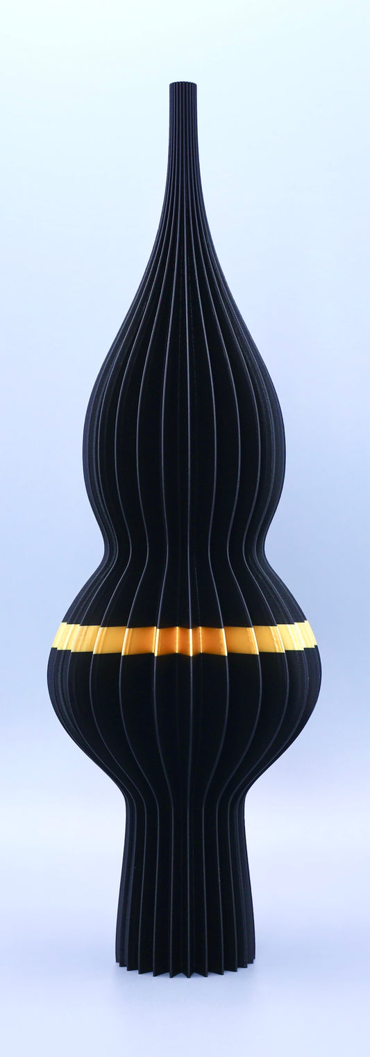 Stella Aurea Gold Special Edition
„3D-gedruckte Christbaumspitze in edlem Vollgold, gefertigt im Bregenzerwald – eleganter festlicher Schmuck.“
Stella Juppen Schwarz (Schwarz-Blau)
„3D-gedruckte Christbaumspitze in Schwarz mit blauem Akzentstreifen, inspiriert vom Bregenzerwälder Juppenhandwerk.“
Stella Juppen Gold (Schwarz-Gold)
„3D-gedruckte Christbaumspitze in Schwarz mit goldenem Akzentstreifen, eleganter Weihnachtsschmuck mit Juppen-Bezug.“
Set-Bild mit allen drei Varianten
„Drei 3D-gedruckte Christ