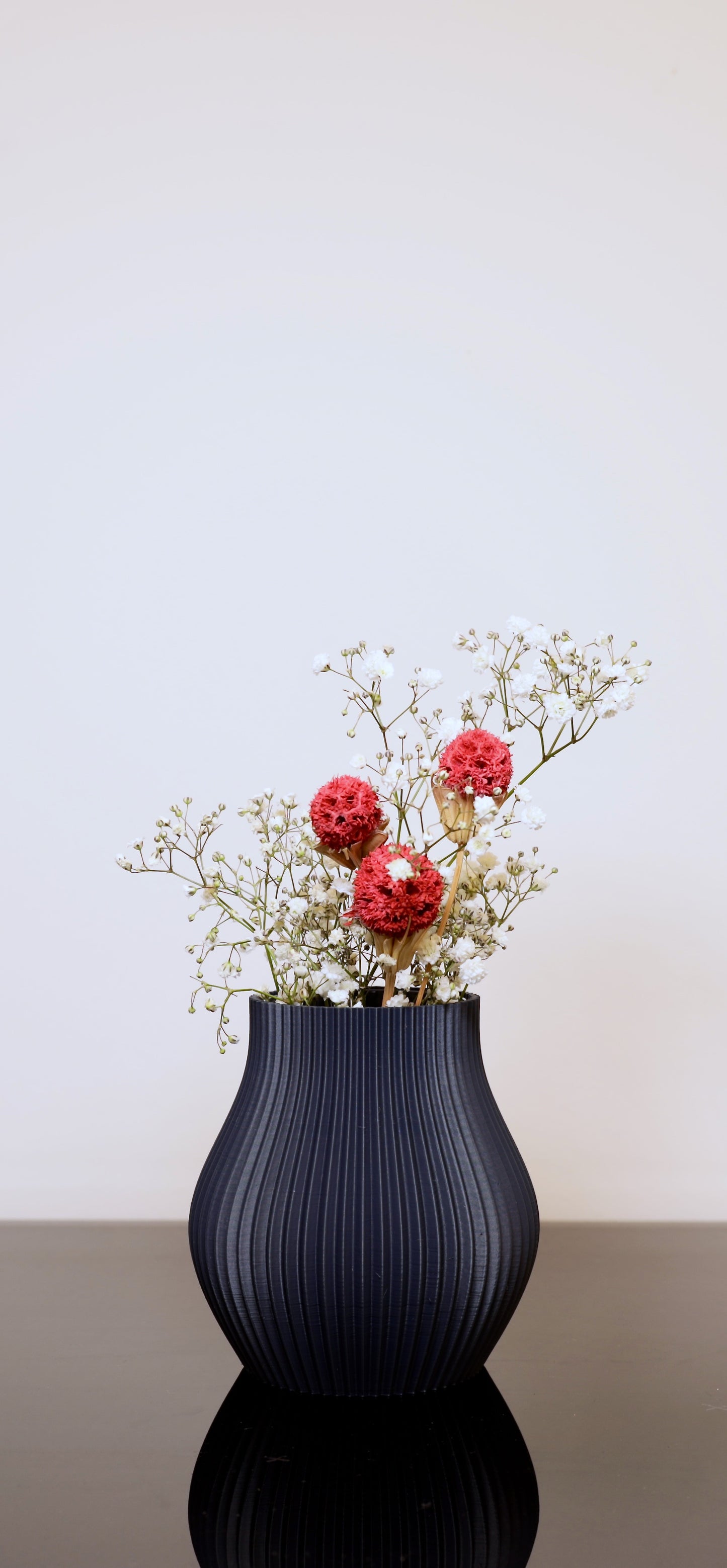 Kompakte Designvase aus PLA – Volumia klein in Linea Pure matten Farben
Vase für kleine Blumen – stilvoller Akzent auf Regal oder Tisch
Volumia klein mit frischen Blumen – inklusive Glaseinsatz
Kleine PLA-Vasen in verschiedenen Farben – handgefertigt im Bregenzerwald