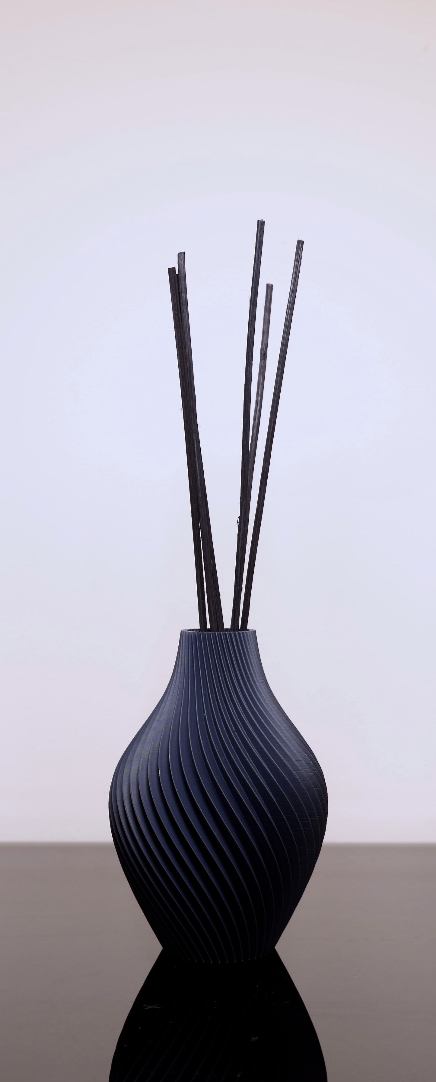 PLA Duftvase Aurora mit Glaseinsatz – stilvoller Diffusor aus dem Bregenzerwald
Duftvase in matten Farben oder als Juppen Vase mit ätherischen Ölen – Aurora Designobjekt von Wälder Create
Aurora Duftvase auf Fensterbank – harmonische Stimmung für jeden Raum
Aurora im Einsatz mit Duftstäbchen – nachhaltig & funktional