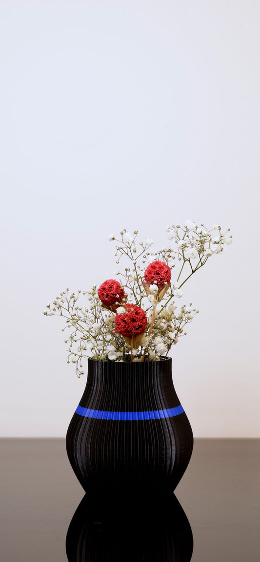 Kompakte Designvase aus PLA – Volumia klein in Linea Pure matten Farben 
Vase für kleine Blumen – stilvoller Akzent auf Regal oder Tisch
Volumia klein mit frischen Blumen – inklusive Glaseinsatz
Kleine PLA-Vasen in verschiedenen Farben – handgefertigt im Bregenzerwald