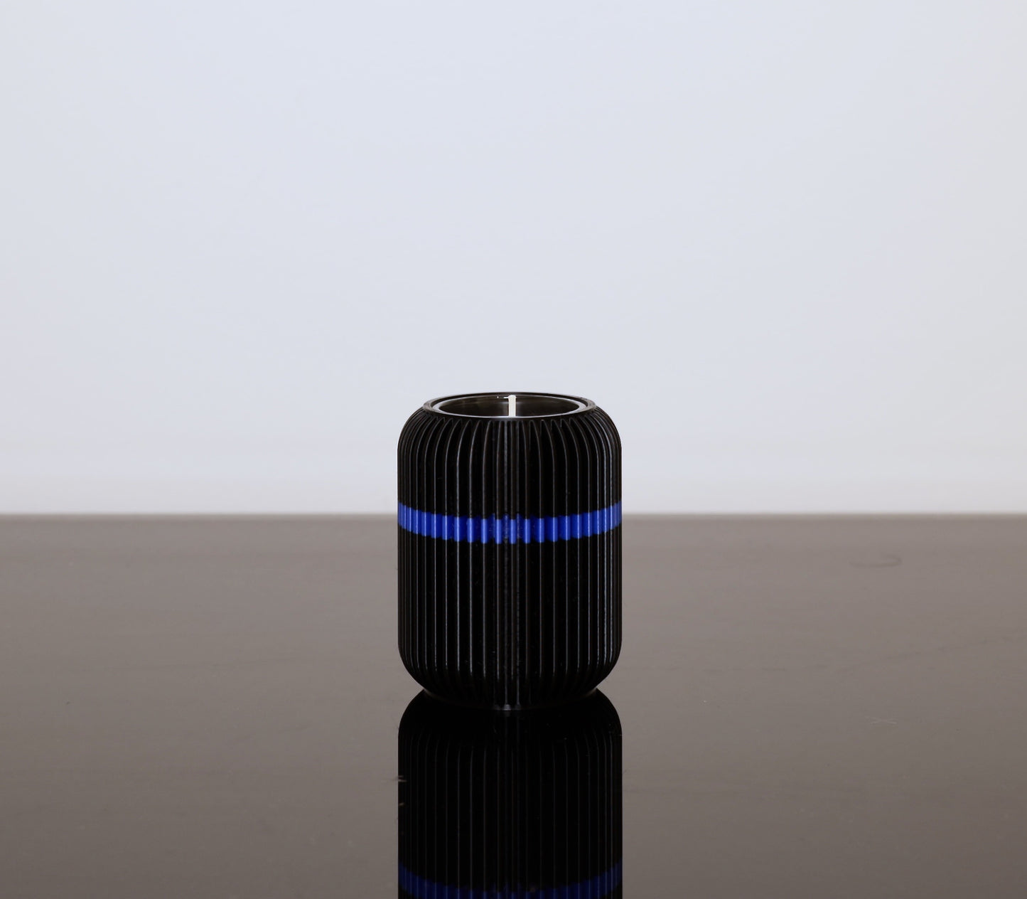 Kerzenhalter aus PLA in Schwarz – minimalistisches Design von Wälder Create
3D-gedruckter Teelichthalter mit Glaseinsatz – The Lume in Linea Pure Farben
Moderner Kerzenhalter auf Holztisch – stilvolles Lichtobjekt aus dem Bregenzerwald
Kerzenhalter Juppen-Edition in Schwarz-Blau – regionales Design aus Vorarlberg