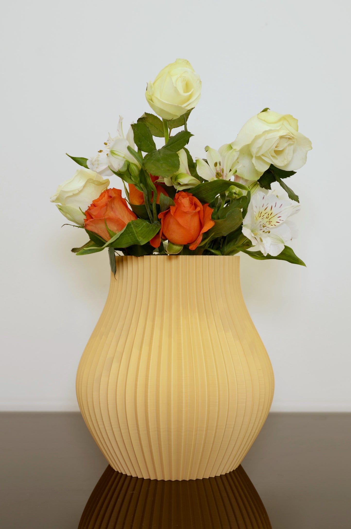 Große PLA-Vase Volumia mit Trockenblumen – markantes Dekoobjekt im Raum, Juppen Vase
Volumia Vase in Schwarz-Blau – inspiriert vom Juppenhandwerk aus Vorarlberg
Vase für Trockenblumenarrangements – nachhaltiger Blickfang aus 3D-Druck
Volumia groß auf Holzkommode – modernes Wohnaccessoire