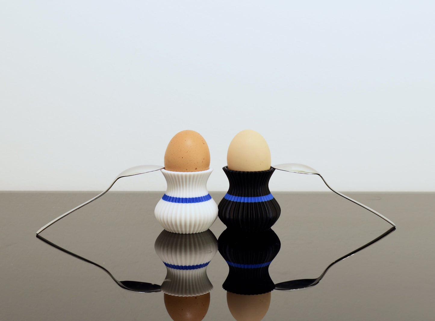 Design Eierbecher aus PLA – OVO in Juppen Design aus dem 3D-Drucker
Moderner Eierbecherhalter auf Frühstückstisch – stylisches PLA-Accessoire
Eierbecher in Juppen-Edition – umweltfreundlich und stabil
OVO Eierbecher mit Ei – organische Form für sicheren Stand