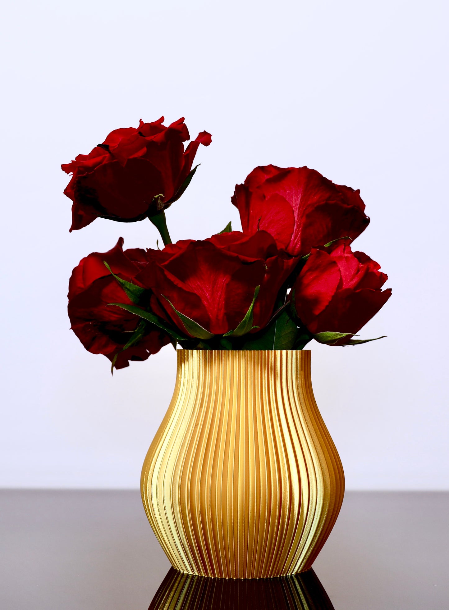 Gold Edition – Volumia (groß & klein)
Volumia Vase Gold – skulpturale Präsenz aus PLA-Biokunststoff für Trockenblumenarrangements
Große PLA-Biokunststoff-Vase Volumia in Gold – glänzender Eyecatcher im Raum
Volumia auf Kommode – 3D-gedrucktes Dekoobjekt aus nachhaltigem Biokunststoff
Volumia klein in Gold – kompakte Eleganz für Tisch und Regal, gefertigt aus PLA