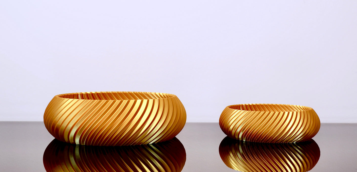 Gold Edition – Aluna
Aluna Schale in Goldoptik – moderner Blickfang mit sanfter Linienführung aus PLA-Biokunststoff
Aluna auf Holztisch – stilvolle Schale aus Biokunststoff für Schlüssel, Schmuck oder kleine Kostbarkeiten
PLA-Biokunststoff-Schale Aluna – warm schimmerndes Designobjekt aus dem 3D-Drucker
Aluna in goldener Edition – formschön und zeitlos elegant aus nachhaltigem PLA
