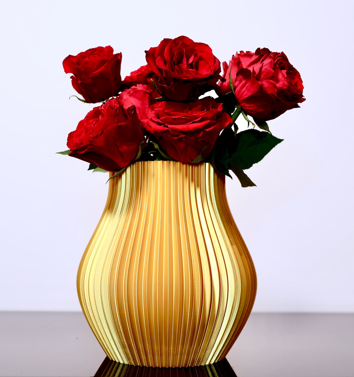 Gold Edition – Volumia (groß & klein)
Volumia Vase Gold – skulpturale Präsenz aus PLA-Biokunststoff für Trockenblumenarrangements
Große PLA-Biokunststoff-Vase Volumia in Gold – glänzender Eyecatcher im Raum
Volumia auf Kommode – 3D-gedrucktes Dekoobjekt aus nachhaltigem Biokunststoff
Volumia klein in Gold – kompakte Eleganz für Tisch und Regal, gefertigt aus PLA