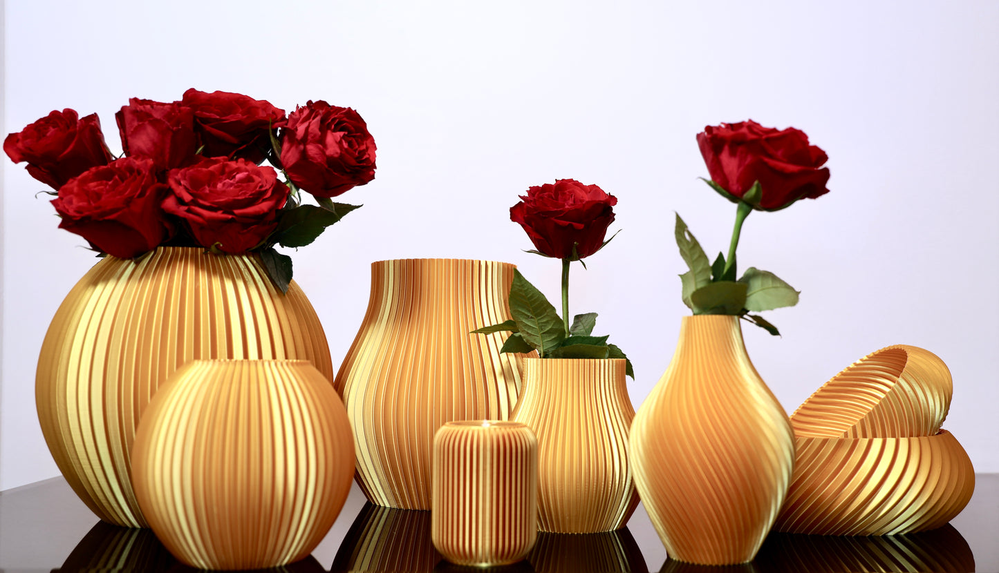 Gold Edition – Aurora
Aurora Duftvase in Gold – elegantes Design aus PLA-Biokunststoff für ätherische Öle & Trockenblumen
PLA-Duftvase Aurora – glänzender Akzent aus Biokunststoff für Wohn- und Wohlfühlräume
Aurora Gold auf Regal – zart, duftend und dekorativ aus nachhaltigem PLA
Vase Aurora in goldener Edition – sinnlich & stilvoll inszeniert aus Biokunststoff