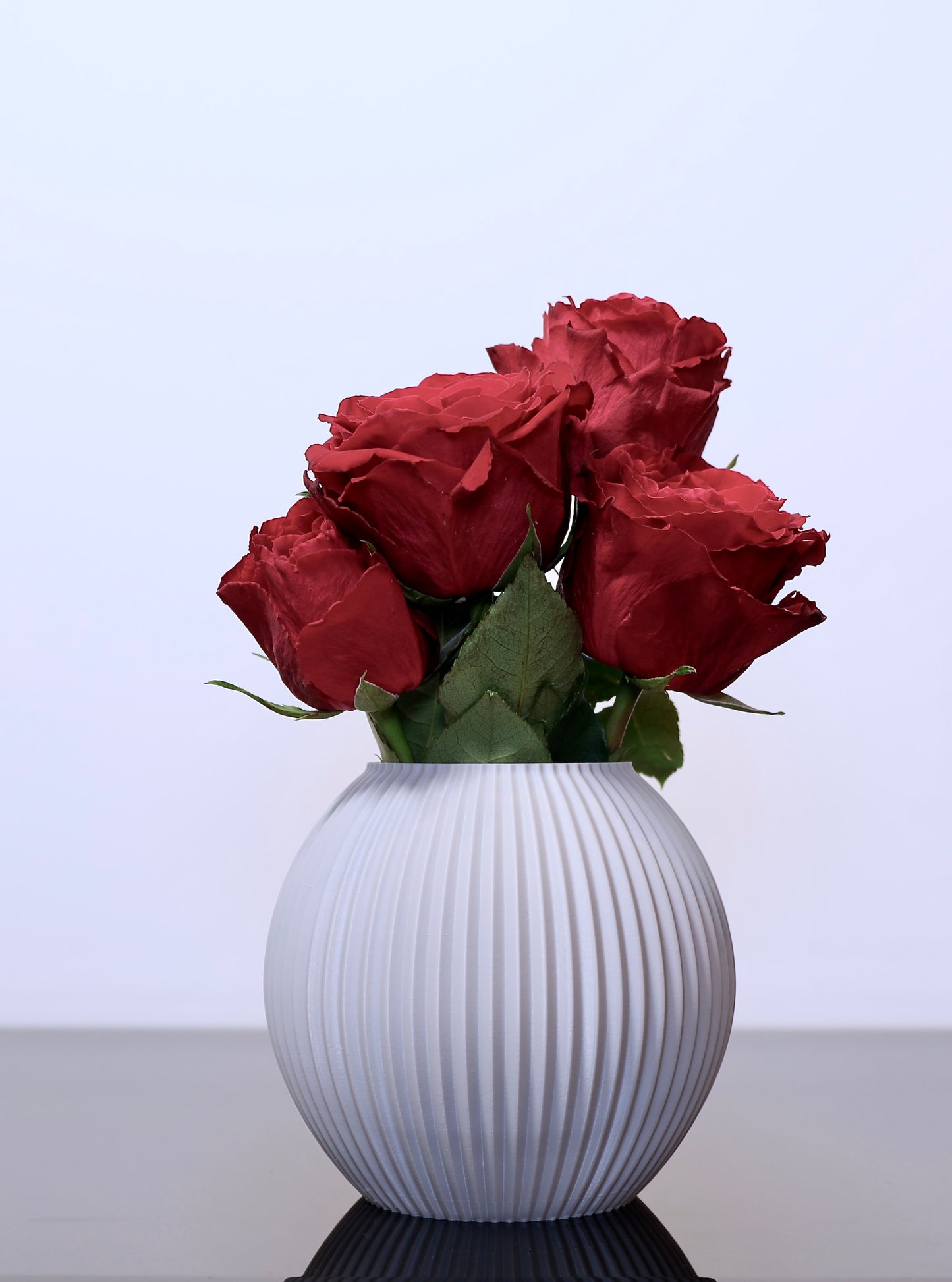 Für Briganta – Linea Pure Edition:
Briganta Vase in Steingrau – matt, ruhig und elegant aus nachhaltigem Biokunststoff PLA
Minimalistische Vase für Trockenblumen – 3D-gedruckt im Bregenzerwald
Briganta in Tiefseeblau – moderner Farbakzent mit organischer Formensprache
Briganta als dezentes Designobjekt – verbindet Handwerk und zeitgenössisches Wohnen