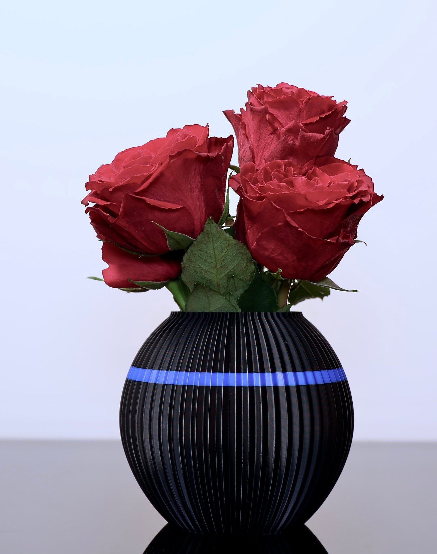 Briganta Vase in Schwarz-Blau – inspiriert vom Juppenhandwerk aus dem Bregenzerwald
PLA-Vase Briganta aus Biokunststoff mit feinen Details – traditionelle Farbgebung, modern interpretiert
Dekorative Vase aus 3D-Druck – regionales Designobjekt mit Charakter
Briganta auf Sideboard – stilvoller Akzent für traditionelle und moderne Räume
