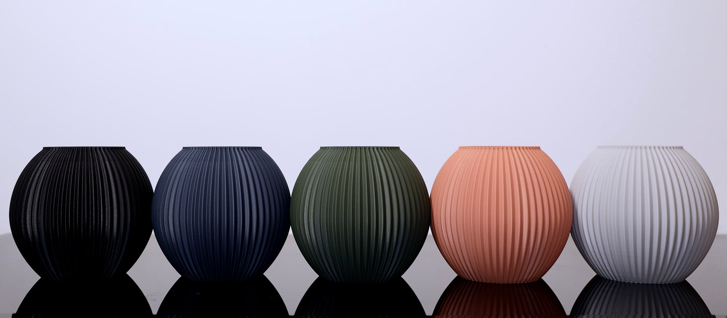 Für Briganta – Linea Pure Edition:
Briganta Vase in Steingrau – matt, ruhig und elegant aus nachhaltigem Biokunststoff PLA
Minimalistische Vase für Trockenblumen – 3D-gedruckt im Bregenzerwald
Briganta in Tiefseeblau – moderner Farbakzent mit organischer Formensprache
Briganta als dezentes Designobjekt – verbindet Handwerk und zeitgenössisches Wohnen