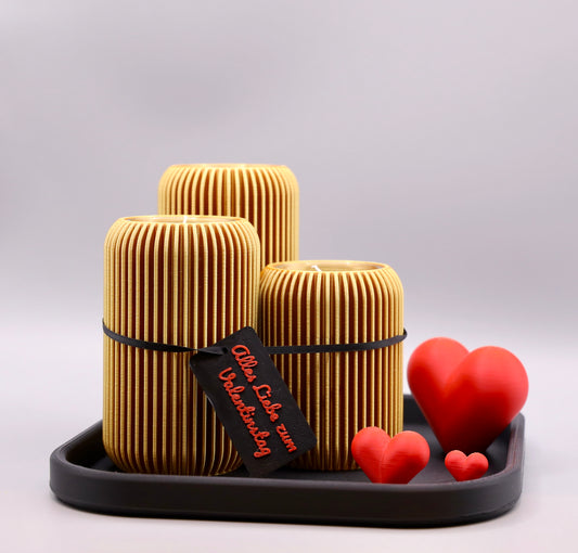 The Lume 3er Set Kerzenhalter in Vollgold mit roten Akzent