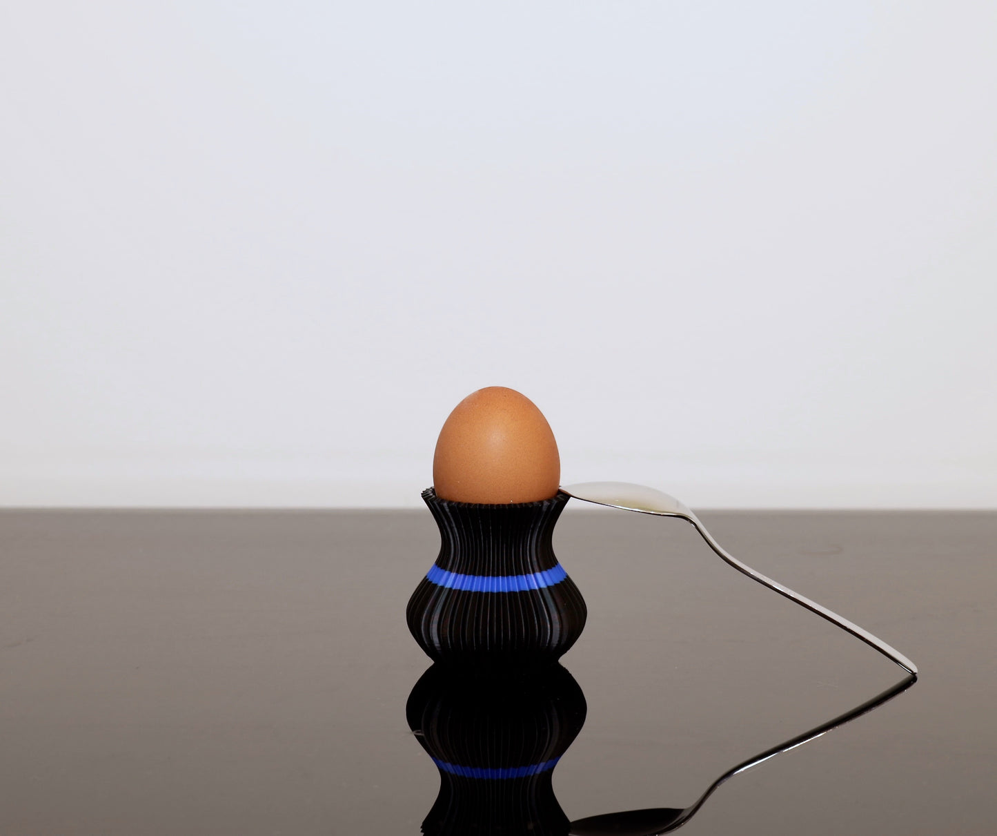 Design Eierbecher aus PLA – OVO in Juppen Design aus dem 3D-Drucker
Moderner Eierbecherhalter auf Frühstückstisch – stylisches PLA-Accessoire
Eierbecher in Juppen-Edition – umweltfreundlich und stabil
OVO Eierbecher mit Ei – organische Form für sicheren Stand