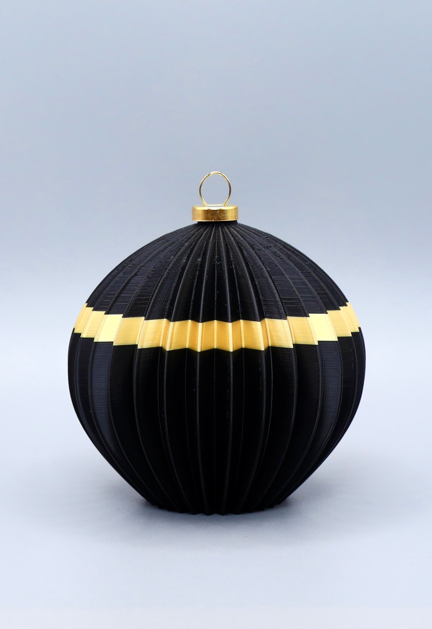 Sphaera Juppen Blau Linea (Schwarz-Blau)
„3D-gedruckte Christbaumkugel in Schwarz mit blauem Streifen im Linea-Design – inspiriert vom Bregenzerwälder Juppenhandwerk.“
Sphaera Juppen Gold Linea (Schwarz-Gold)
„3D-gedruckte Christbaumkugel in Schwarz mit goldenem Streifen im Linea-Design – eleganter Weihnachtsschmuck mit Juppen-Bezug.“
Set-Bild (Blau & Gold nebeneinander)
„Zwei 3D-gedruckte Christbaumkugeln im Linea-Design: Schwarz-Blau und Schwarz-Gold – stilvoller Baumschmuck aus dem Bregenzerwald.“