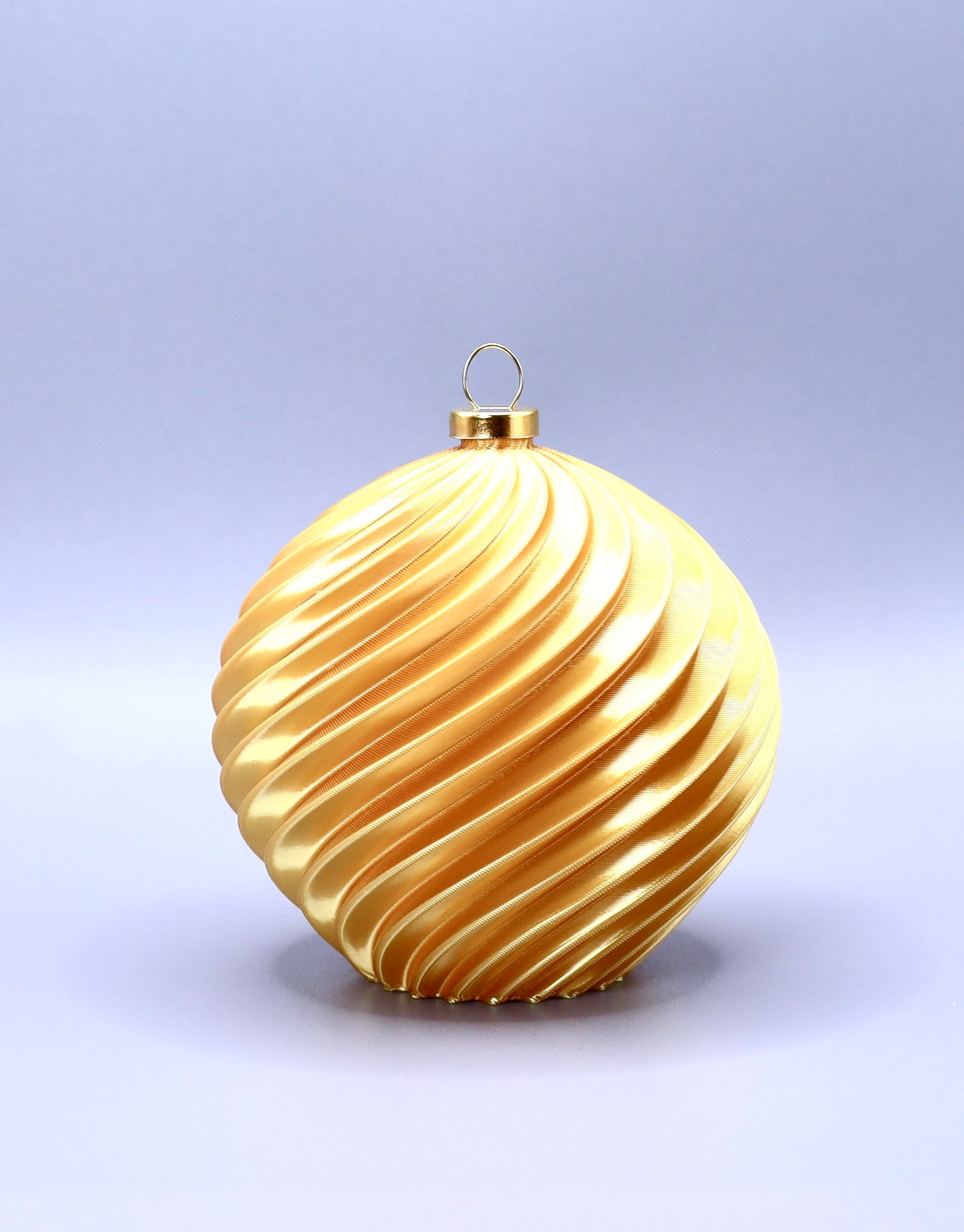 Sphaera Aurea Spiralis (Vollgold)
„3D-gedruckte Christbaumkugel in edlem Vollgold mit Spiraldesign – festlicher Weihnachtsschmuck aus dem Bregenzerwald.“
Sphaera Juppen Blau Spiralis (Schwarz-Blau)
„3D-gedruckte Christbaumkugel in Schwarz mit blauem Spiralstreifen, inspiriert vom traditionellen Juppenhandwerk.“
Sphaera Juppen Gold Spiralis (Schwarz-Gold)
„3D-gedruckte Christbaumkugel in Schwarz mit goldenem Spiralstreifen – eleganter, festlicher Schmuck im Juppen-Stil.“