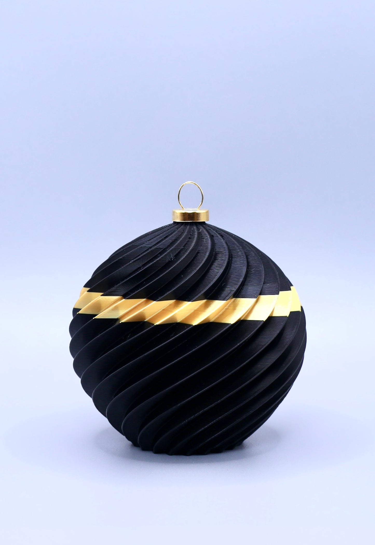 Sphaera Aurea Spiralis (Vollgold)
„3D-gedruckte Christbaumkugel in edlem Vollgold mit Spiraldesign – festlicher Weihnachtsschmuck aus dem Bregenzerwald.“
Sphaera Juppen Blau Spiralis (Schwarz-Blau)
„3D-gedruckte Christbaumkugel in Schwarz mit blauem Spiralstreifen, inspiriert vom traditionellen Juppenhandwerk.“
Sphaera Juppen Gold Spiralis (Schwarz-Gold)
„3D-gedruckte Christbaumkugel in Schwarz mit goldenem Spiralstreifen – eleganter, festlicher Schmuck im Juppen-Stil.“