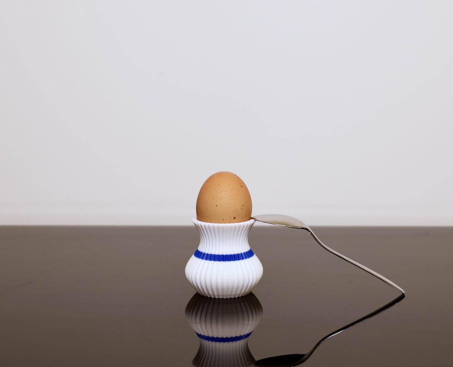 Design Eierbecher aus PLA – OVO in Juppen Design aus dem 3D-Drucker
Moderner Eierbecherhalter auf Frühstückstisch – stylisches PLA-Accessoire
Eierbecher in Juppen-Edition – umweltfreundlich und stabil
OVO Eierbecher mit Ei – organische Form für sicheren Stand