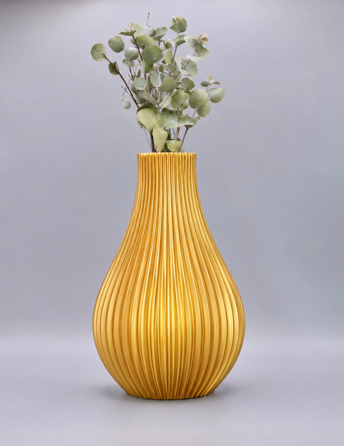 Silena Gold – moderne Designvase in edler Goldoptik mit Eukalyptuszweigen von Wälder Create, gefertigt im Bregenzerwald.