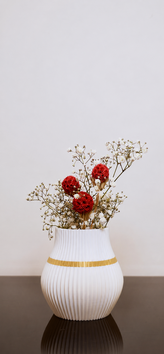 Moderne weiße Designvase mit goldenem Akzent und frischem Blumenstrauß aus weißen und orangefarbenen Rosen. Dekorative 3D-gedruckte Vase im stilvollen Wohnambiente.