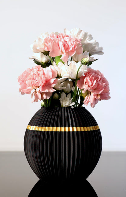 Briganta klein in Schwarz-Gold – kompakte Eleganz mit feiner Juppenprägung

Kleine PLA-Vase Briganta – traditionell inspiriert, modern veredelt

Briganta mini auf Regal – goldene Details auf tiefschwarzem Untergrund

Festliche Vase in Juppenoptik – Briganta klein, stilvoll & dekorativ