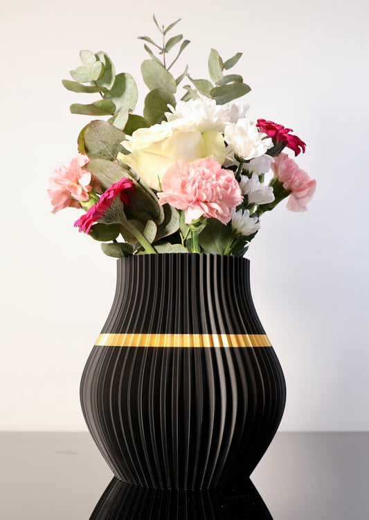 Volumia groß in Schwarz-Gold – beeindruckende PLA-Vase mit goldveredeltem Juppenmuster

Juppen-Vase Schwarz-Gold – majestätisch & handgefertigt aus nachhaltigem Biokunststoff

Große Festtagsvase Volumia – starkes Design für Trockenblumenarrangements mit edlem Glanz

Volumia groß – klassische Silhouette trifft auf luxuriöse Schwarz-Gold-Kombination