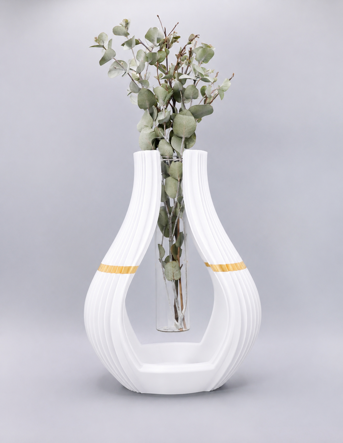 Silena Weiß-Gold Designvase aus nachhaltigem PLA mit Glaseinsatz, inspiriert vom traditionellen Bregenzerwälder Juppenhandwerk.