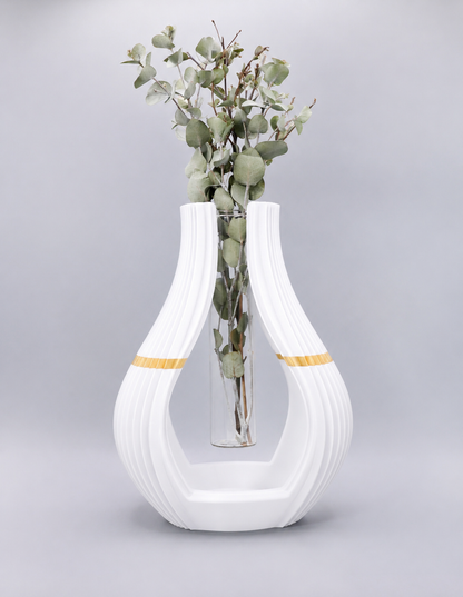 Silena Weiß-Gold Designvase aus nachhaltigem PLA mit Glaseinsatz, inspiriert vom traditionellen Bregenzerwälder Juppenhandwerk.
