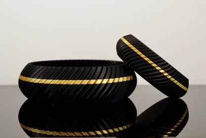 Aluna Schale in Schwarz-Gold – filigranes Design trifft traditionellen Juppenstil

PLA-Schale Aluna – elegant & vielseitig, mit goldveredeltem Muster

Aluna auf Tisch – dekorative Schale im edlen Schwarz-Gold-Look

Juppen-Schale Aluna – formschön & festlich für Schlüssel, Schmuck oder Deko