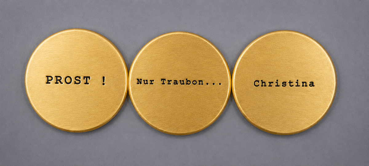 Personalisierter Weinkelch aus dem 3D-Drucker mit individuellem Namen oder Wunschtext. Erhältlich in Weiß-Gold, Schwarz-Gold oder Vollgold. Perfekt als Geschenk zur Hochzeit, zum Geburtstag, Jubiläum oder für besondere Feierlichkeiten. Modernes Design, hochwertige Verarbeitung und individuelle Gestaltung.