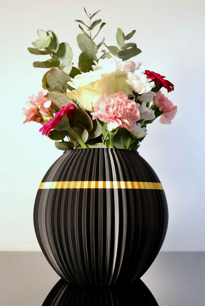 Briganta groß in Schwarz-Gold – kraftvolle Vase mit eindrucksvoller Juppenstruktur

PLA-Vase Briganta – festlicher Blickfang mit goldenen Ornamenten

Briganta in der Festtagsedition – stark, elegant & handgefertigt im Bregenzerwald

Schwarz-goldene Briganta – moderne Interpretation traditioneller Handwerkskunst