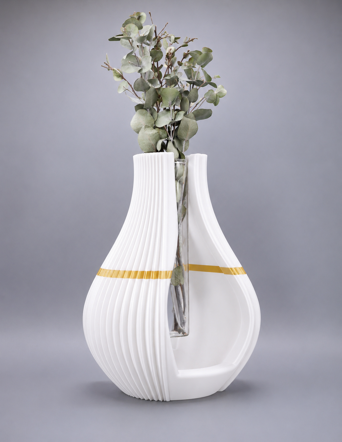 Silena Weiß-Gold Designvase aus nachhaltigem PLA mit Glaseinsatz, inspiriert vom traditionellen Bregenzerwälder Juppenhandwerk.