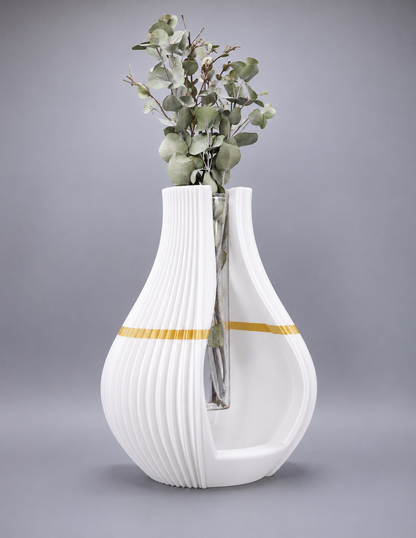 Silena Weiß-Gold Designvase aus nachhaltigem PLA mit Glaseinsatz, inspiriert vom traditionellen Bregenzerwälder Juppenhandwerk.
