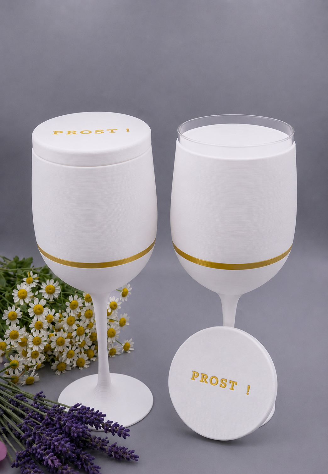 Personalisierter Weinkelch aus dem 3D-Drucker mit individuellem Namen oder Wunschtext. Erhältlich in Weiß-Gold, Schwarz-Gold oder Vollgold. Perfekt als Geschenk zur Hochzeit, zum Geburtstag, Jubiläum oder für besondere Feierlichkeiten. Modernes Design, hochwertige Verarbeitung und individuelle Gestaltung.