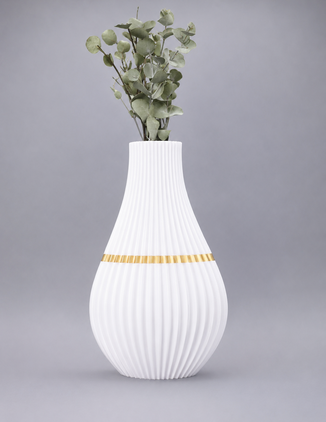 Silena Weiß-Gold Designvase aus nachhaltigem PLA mit Glaseinsatz, inspiriert vom traditionellen Bregenzerwälder Juppenhandwerk.