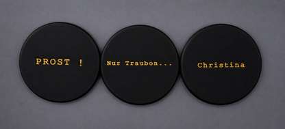 Personalisierter Weinkelch aus dem 3D-Drucker mit individuellem Namen oder Wunschtext. Erhältlich in Weiß-Gold, Schwarz-Gold oder Vollgold. Perfekt als Geschenk zur Hochzeit, zum Geburtstag, Jubiläum oder für besondere Feierlichkeiten. Modernes Design, hochwertige Verarbeitung und individuelle Gestaltung.
