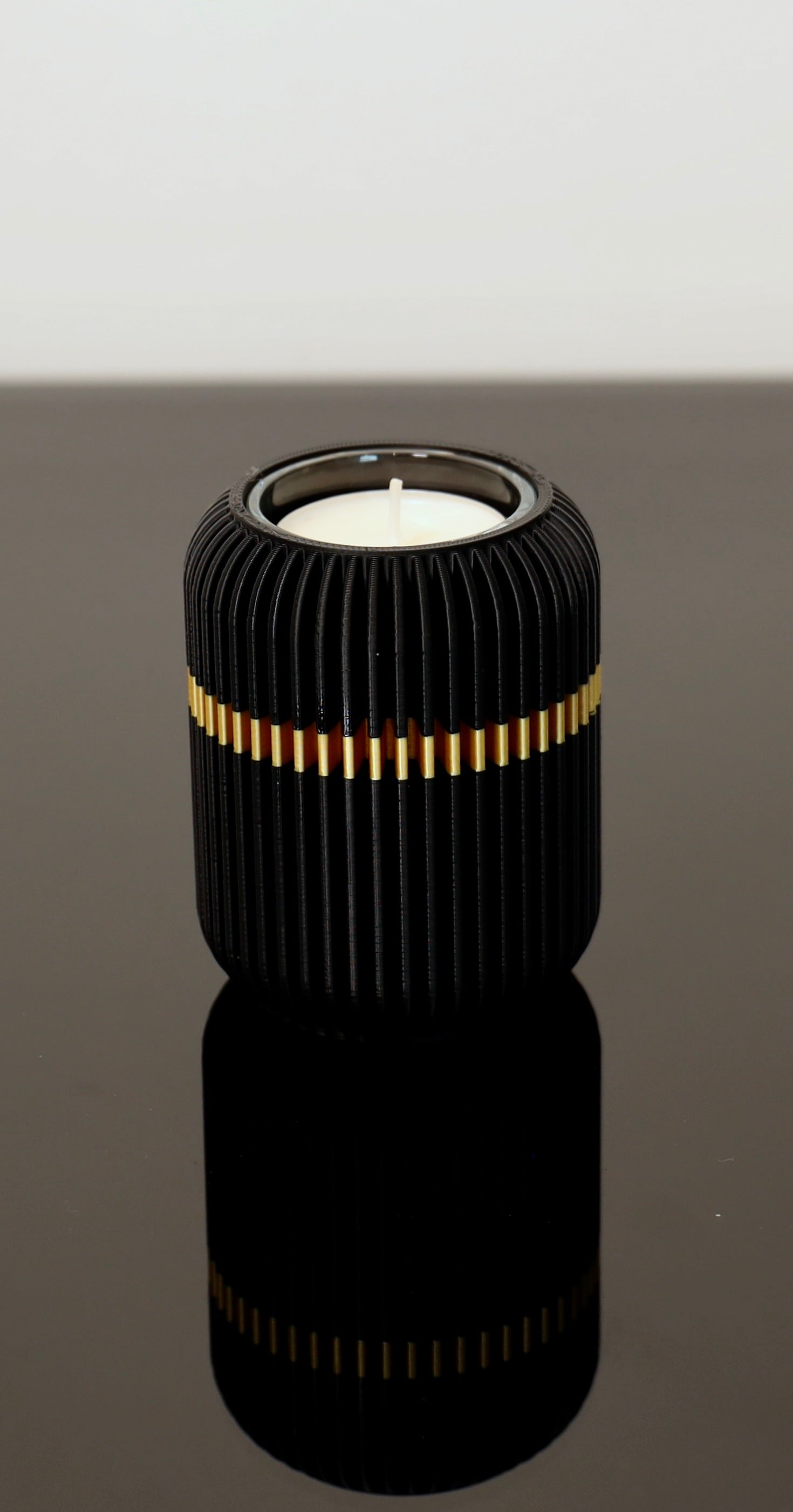 The Lume in Schwarz-Gold – eleganter Kerzenhalter mit traditionellem Flair und modernem Glanz

PLA-Kerzenhalter mit Juppenprägung – festlich & zeitlos in Schwarz und Gold

The Lume auf Tisch – sanftes Lichtspiel trifft edles Design aus dem Bregenzerwald

Kerzenhalter Schwarz-Gold – klares Design mit besonderem Akzent für festliche Stimmung