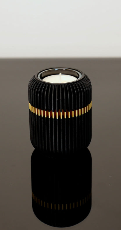 The Lume in Schwarz-Gold – eleganter Kerzenhalter mit traditionellem Flair und modernem Glanz

PLA-Kerzenhalter mit Juppenprägung – festlich & zeitlos in Schwarz und Gold

The Lume auf Tisch – sanftes Lichtspiel trifft edles Design aus dem Bregenzerwald

Kerzenhalter Schwarz-Gold – klares Design mit besonderem Akzent für festliche Stimmung