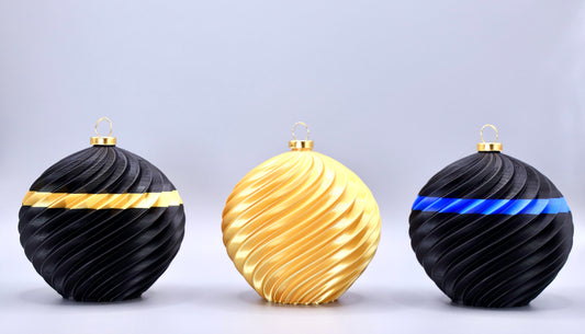 Sphaera Aurea Spiralis (Vollgold)
„3D-gedruckte Christbaumkugel in edlem Vollgold mit Spiraldesign – festlicher Weihnachtsschmuck aus dem Bregenzerwald.“

Sphaera Juppen Blau Spiralis (Schwarz-Blau)
„3D-gedruckte Christbaumkugel in Schwarz mit blauem Spiralstreifen, inspiriert vom traditionellen Juppenhandwerk.“

Sphaera Juppen Gold Spiralis (Schwarz-Gold)
„3D-gedruckte Christbaumkugel in Schwarz mit goldenem Spiralstreifen – eleganter, festlicher Schmuck im Juppen-Stil.“


