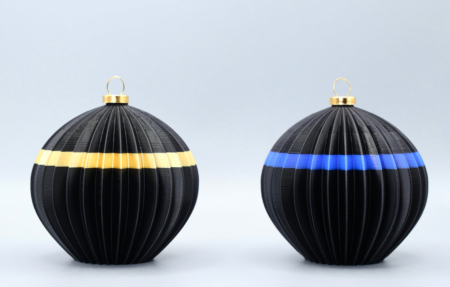 Sphaera Juppen Blau Linea (Schwarz-Blau)
„3D-gedruckte Christbaumkugel in Schwarz mit blauem Streifen im Linea-Design – inspiriert vom Bregenzerwälder Juppenhandwerk.“

Sphaera Juppen Gold Linea (Schwarz-Gold)
„3D-gedruckte Christbaumkugel in Schwarz mit goldenem Streifen im Linea-Design – eleganter Weihnachtsschmuck mit Juppen-Bezug.“

Set-Bild (Blau & Gold nebeneinander)
„Zwei 3D-gedruckte Christbaumkugeln im Linea-Design: Schwarz-Blau und Schwarz-Gold – stilvoller Baumschmuck aus dem Bregenzerwald.“