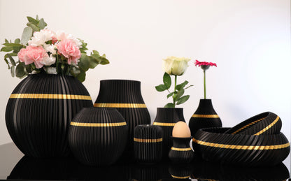 Volumia groß in Schwarz-Gold – beeindruckende PLA-Vase mit goldveredeltem Juppenmuster

Juppen-Vase Schwarz-Gold – majestätisch & handgefertigt aus nachhaltigem Biokunststoff

Große Festtagsvase Volumia – starkes Design für Trockenblumenarrangements mit edlem Glanz

Volumia groß – klassische Silhouette trifft auf luxuriöse Schwarz-Gold-Kombination