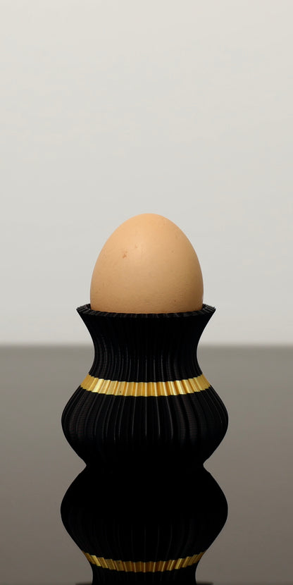 OVO Eierbecher in Schwarz-Gold – stilvoller Frühstückshelfer im edlen PLA-Gewand

PLA-Eierbecher mit Juppenstruktur – traditionell inspiriert, modern umgesetzt

OVO auf Frühstückstisch – glänzender Akzent in Schwarz und Gold

Eleganter Juppen-Eierbecher – kompakt, stabil und ein echter Hingucker